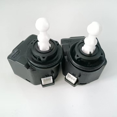 Ajuste do farol de Sagitar Volkswagen no farol do automóvel do carro que nivela o sistema