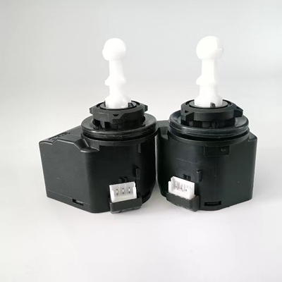Ajuste do farol de Sagitar Volkswagen no farol do automóvel do carro que nivela o sistema